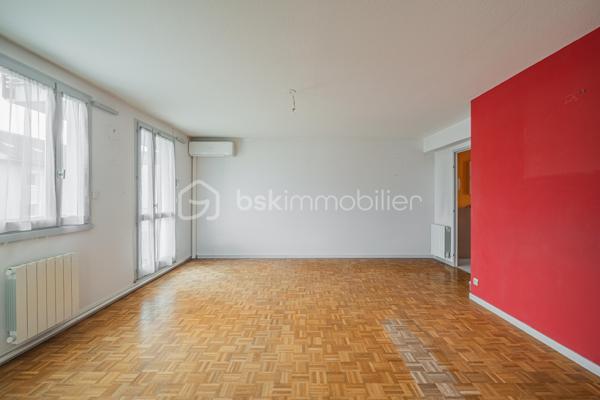 Situé dans un secteur recherché d'Aix-les-Bains, à proximité immédiate des commodités tout en restant au calme, découvrez cet appartement T3 de 67 m² au 3ᵉ étage sur 4 avec ascenseur.

Traversant, il bénéficie d’une belle luminosité tout au long de la journée et d’une configuration agréable à vivre. Vous apprécierez notamment ses espaces extérieurs avec balcon et terrasse offrant des vues dégagées.

L’appartement se compose d’une pièce de vie confortable avec salon climatisé, d’une cuisine, de deux chambres de taille similaire, d’une salle de bains et d'un WC séparés.
Une cave vient compléter ce bien.
L’appartement est en bon état d’entretien général mais nécessite quelques rafraîchissements pour être remis au goût du jour.

Les atouts du bien :
Emplacement recherché, à proximité immédiate des commodités
Appartement traversant offrant une belle luminosité
Situé en étage avec ascenseur
Présence d’espaces extérieurs
Cave en annexe

Pour plus d’informations ou organiser une visite, contactez-moi sans tarder.
