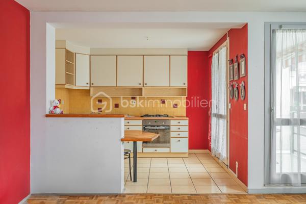 Situé dans un secteur recherché d'Aix-les-Bains, à proximité immédiate des commodités tout en restant au calme, découvrez cet appartement T3 de 67 m² au 3ᵉ étage sur 4 avec ascenseur.

Traversant, il bénéficie d’une belle luminosité tout au long de la journée et d’une configuration agréable à vivre. Vous apprécierez notamment ses espaces extérieurs avec balcon et terrasse offrant des vues dégagées.

L’appartement se compose d’une pièce de vie confortable avec salon climatisé, d’une cuisine, de deux chambres de taille similaire, d’une salle de bains et d'un WC séparés.
Une cave vient compléter ce bien.
L’appartement est en bon état d’entretien général mais nécessite quelques rafraîchissements pour être remis au goût du jour.

Les atouts du bien :
Emplacement recherché, à proximité immédiate des commodités
Appartement traversant offrant une belle luminosité
Situé en étage avec ascenseur
Présence d’espaces extérieurs
Cave en annexe

Pour plus d’informations ou organiser une visite, contactez-moi sans tarder.