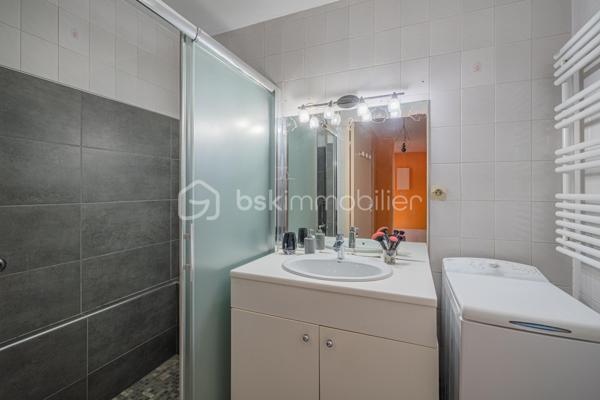 Situé dans un secteur recherché d'Aix-les-Bains, à proximité immédiate des commodités tout en restant au calme, découvrez cet appartement T3 de 67 m² au 3ᵉ étage sur 4 avec ascenseur.

Traversant, il bénéficie d’une belle luminosité tout au long de la journée et d’une configuration agréable à vivre. Vous apprécierez notamment ses espaces extérieurs avec balcon et terrasse offrant des vues dégagées.

L’appartement se compose d’une pièce de vie confortable avec salon climatisé, d’une cuisine, de deux chambres de taille similaire, d’une salle de bains et d'un WC séparés.
Une cave vient compléter ce bien.
L’appartement est en bon état d’entretien général mais nécessite quelques rafraîchissements pour être remis au goût du jour.

Les atouts du bien :
Emplacement recherché, à proximité immédiate des commodités
Appartement traversant offrant une belle luminosité
Situé en étage avec ascenseur
Présence d’espaces extérieurs
Cave en annexe

Pour plus d’informations ou organiser une visite, contactez-moi sans tarder.