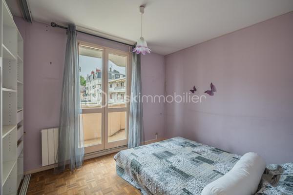 Situé dans un secteur recherché d'Aix-les-Bains, à proximité immédiate des commodités tout en restant au calme, découvrez cet appartement T3 de 67 m² au 3ᵉ étage sur 4 avec ascenseur.

Traversant, il bénéficie d’une belle luminosité tout au long de la journée et d’une configuration agréable à vivre. Vous apprécierez notamment ses espaces extérieurs avec balcon et terrasse offrant des vues dégagées.

L’appartement se compose d’une pièce de vie confortable avec salon climatisé, d’une cuisine, de deux chambres de taille similaire, d’une salle de bains et d'un WC séparés.
Une cave vient compléter ce bien.
L’appartement est en bon état d’entretien général mais nécessite quelques rafraîchissements pour être remis au goût du jour.

Les atouts du bien :
Emplacement recherché, à proximité immédiate des commodités
Appartement traversant offrant une belle luminosité
Situé en étage avec ascenseur
Présence d’espaces extérieurs
Cave en annexe

Pour plus d’informations ou organiser une visite, contactez-moi sans tarder.