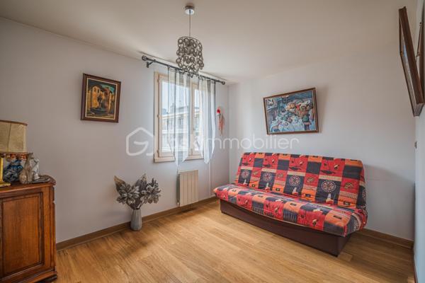 Situé dans un secteur recherché d'Aix-les-Bains, à proximité immédiate des commodités tout en restant au calme, découvrez cet appartement T3 de 67 m² au 3ᵉ étage sur 4 avec ascenseur.

Traversant, il bénéficie d’une belle luminosité tout au long de la journée et d’une configuration agréable à vivre. Vous apprécierez notamment ses espaces extérieurs avec balcon et terrasse offrant des vues dégagées.

L’appartement se compose d’une pièce de vie confortable avec salon climatisé, d’une cuisine, de deux chambres de taille similaire, d’une salle de bains et d'un WC séparés.
Une cave vient compléter ce bien.
L’appartement est en bon état d’entretien général mais nécessite quelques rafraîchissements pour être remis au goût du jour.

Les atouts du bien :
Emplacement recherché, à proximité immédiate des commodités
Appartement traversant offrant une belle luminosité
Situé en étage avec ascenseur
Présence d’espaces extérieurs
Cave en annexe

Pour plus d’informations ou organiser une visite, contactez-moi sans tarder.