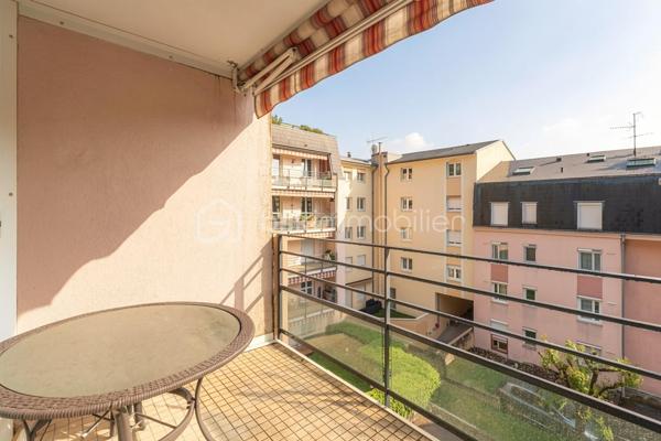 Situé dans un secteur recherché d'Aix-les-Bains, à proximité immédiate des commodités tout en restant au calme, découvrez cet appartement T3 de 67 m² au 3ᵉ étage sur 4 avec ascenseur.

Traversant, il bénéficie d’une belle luminosité tout au long de la journée et d’une configuration agréable à vivre. Vous apprécierez notamment ses espaces extérieurs avec balcon et terrasse offrant des vues dégagées.

L’appartement se compose d’une pièce de vie confortable avec salon climatisé, d’une cuisine, de deux chambres de taille similaire, d’une salle de bains et d'un WC séparés.
Une cave vient compléter ce bien.
L’appartement est en bon état d’entretien général mais nécessite quelques rafraîchissements pour être remis au goût du jour.

Les atouts du bien :
Emplacement recherché, à proximité immédiate des commodités
Appartement traversant offrant une belle luminosité
Situé en étage avec ascenseur
Présence d’espaces extérieurs
Cave en annexe

Pour plus d’informations ou organiser une visite, contactez-moi sans tarder.