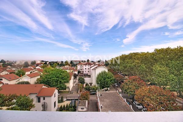 Grand appartement T5 3 chambres loué vide avec cave garage et 2 balcons - 69500 BRON