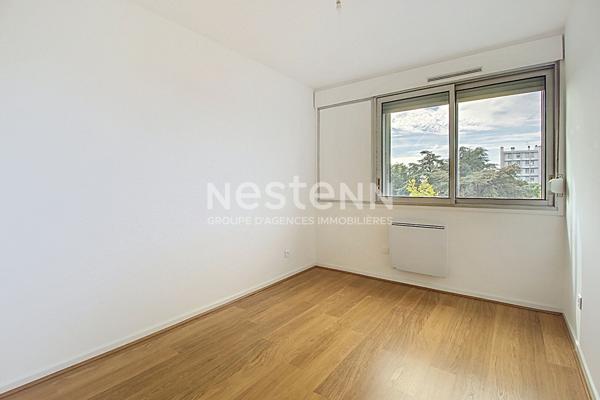 Grand appartement T5 3 chambres loué vide avec cave garage et 2 balcons - 69500 BRON