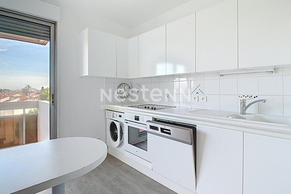 Grand appartement T5 3 chambres loué vide avec cave garage et 2 balcons - 69500 BRON