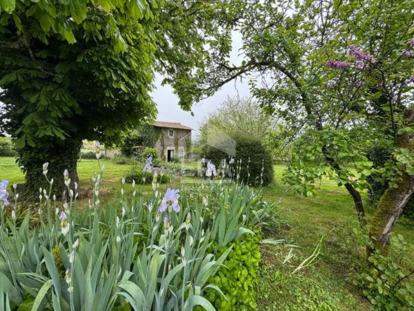 Ensemble de caractère avec deux habitations, au coeur de la campagne