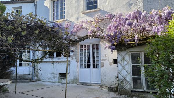 Maison de ville avec jardin à Chef-Boutonne