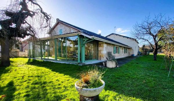 Maison de caractère en pierres, 140 m2 habitables, 3 chambres, hangar sur terrain clos