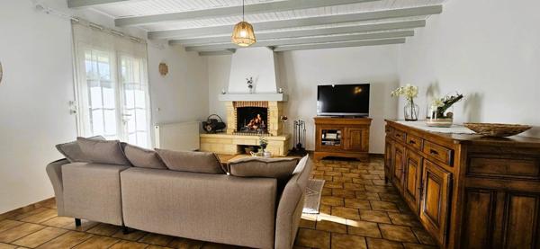 Maison de caractère en pierres, 140 m2 habitables, 3 chambres, hangar sur terrain clos