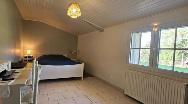 Maison de caractère en pierres, 140 m2 habitables, 3 chambres, hangar sur terrain clos