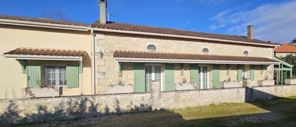 Maison de caractère en pierres, 140 m2 habitables, 3 chambres, hangar sur terrain clos