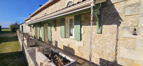 Maison de caractère en pierres, 140 m2 habitables, 3 chambres, hangar sur terrain clos