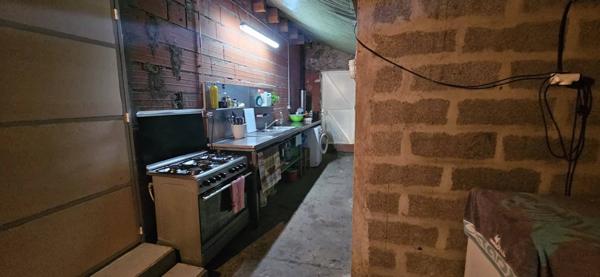 Maison de caractère en pierres, 140 m2 habitables, 3 chambres, hangar sur terrain clos