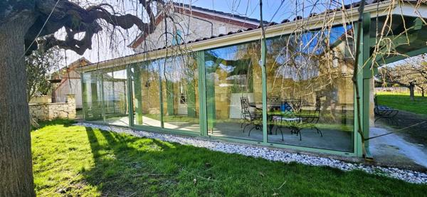 Maison de caractère en pierres, 140 m2 habitables, 3 chambres, hangar sur terrain clos