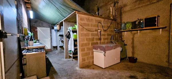 Maison de caractère en pierres, 140 m2 habitables, 3 chambres, hangar sur terrain clos