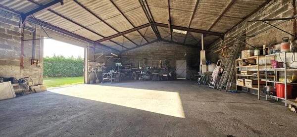 Maison de caractère en pierres, 140 m2 habitables, 3 chambres, hangar sur terrain clos