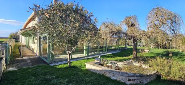 Maison de caractère en pierres, 140 m2 habitables, 3 chambres, hangar sur terrain clos