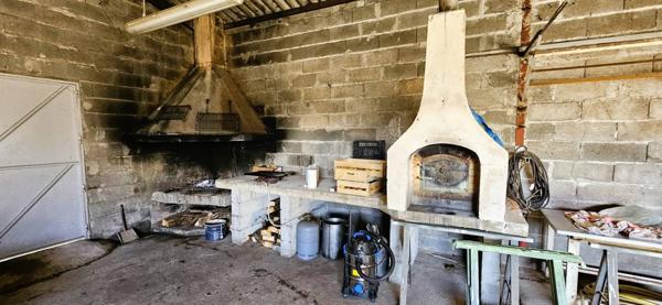 Maison de caractère en pierres, 140 m2 habitables, 3 chambres, hangar sur terrain clos