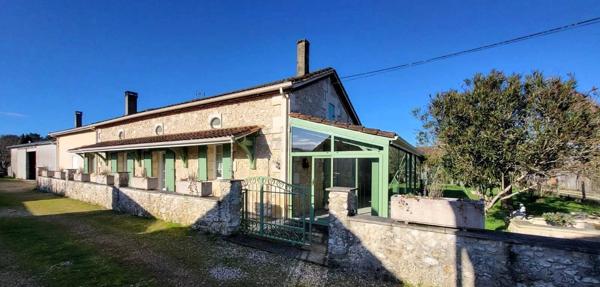 Maison de caractère en pierres, 140 m2 habitables, 3 chambres, hangar sur terrain clos