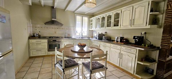 Maison de caractère en pierres, 140 m2 habitables, 3 chambres, hangar sur terrain clos