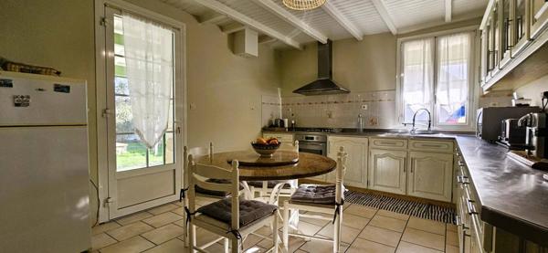 Maison de caractère en pierres, 140 m2 habitables, 3 chambres, hangar sur terrain clos