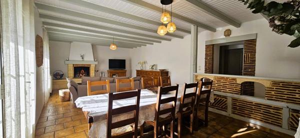 Maison de caractère en pierres, 140 m2 habitables, 3 chambres, hangar sur terrain clos