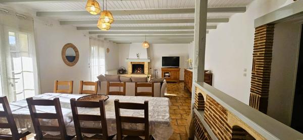 Maison de caractère en pierres, 140 m2 habitables, 3 chambres, hangar sur terrain clos