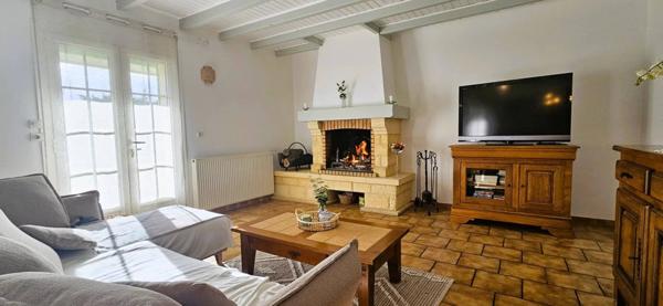 Maison de caractère en pierres, 140 m2 habitables, 3 chambres, hangar sur terrain clos