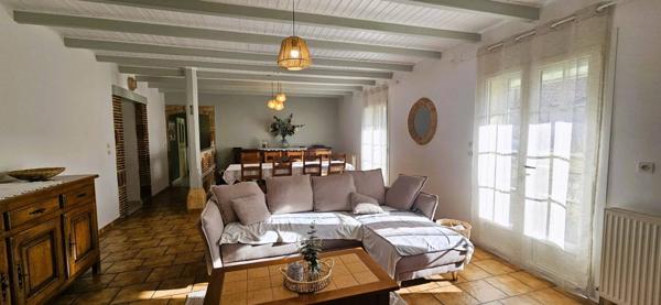 Maison de caractère en pierres, 140 m2 habitables, 3 chambres, hangar sur terrain clos