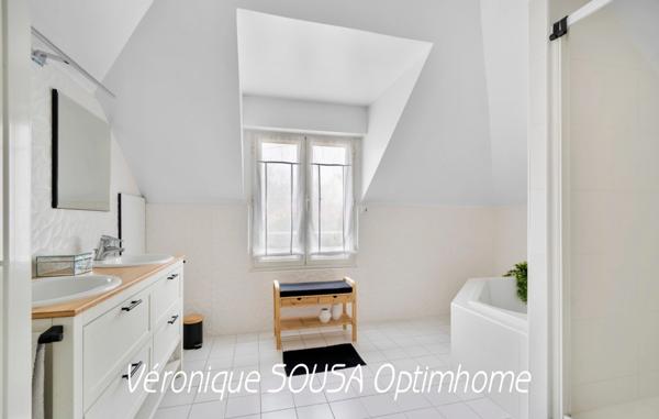 Trés belle maison familiale lumineuse -4 chambres dont 3 suites – écoles et gare à pied