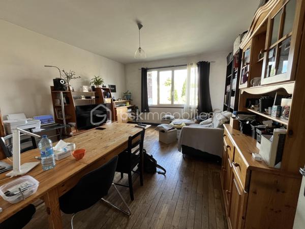 Appartement d'une surface de 68,63m2 loi Carrez au premier étage d'une petite copropriété avec cave et garage fermé.
Ce logement propose une entrée menant au salon/salle à manger, cuisine, trois chambres, salle d'eau et WC indépendant.
 Un balcon de 6,5m2 est accessible par la pièce de vie et la chambre principale.
Menuiserie double-vitrage en PVC, chauffage et production d'eau chaude sanitaire via chaudière récente (2023) au gaz de ville.
Un petit coup de peinture, vos meubles et vos valises, et c'est parti pour votre nouvelle vie...!