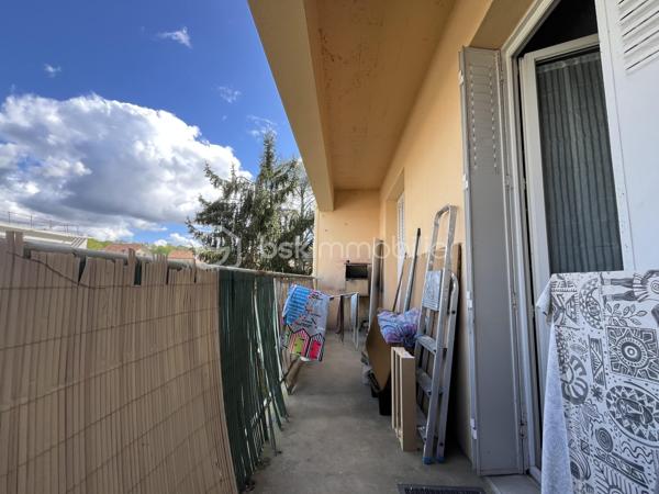Appartement d'une surface de 68,63m2 loi Carrez au premier étage d'une petite copropriété avec cave et garage fermé.
Ce logement propose une entrée menant au salon/salle à manger, cuisine, trois chambres, salle d'eau et WC indépendant.
 Un balcon de 6,5m2 est accessible par la pièce de vie et la chambre principale.
Menuiserie double-vitrage en PVC, chauffage et production d'eau chaude sanitaire via chaudière récente (2023) au gaz de ville.
Un petit coup de peinture, vos meubles et vos valises, et c'est parti pour votre nouvelle vie...!