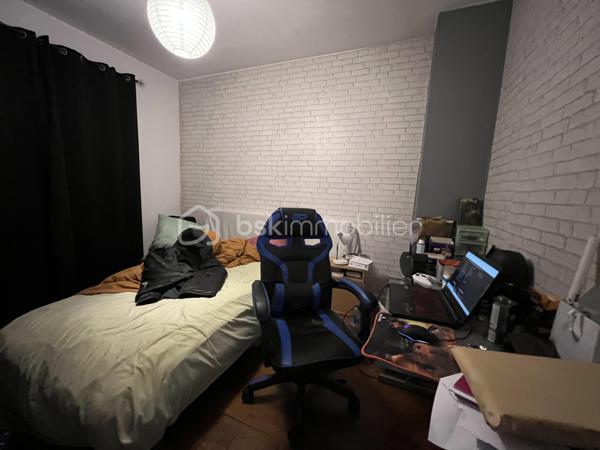 Appartement d'une surface de 68,63m2 loi Carrez au premier étage d'une petite copropriété avec cave et garage fermé.
Ce logement propose une entrée menant au salon/salle à manger, cuisine, trois chambres, salle d'eau et WC indépendant.
 Un balcon de 6,5m2 est accessible par la pièce de vie et la chambre principale.
Menuiserie double-vitrage en PVC, chauffage et production d'eau chaude sanitaire via chaudière récente (2023) au gaz de ville.
Un petit coup de peinture, vos meubles et vos valises, et c'est parti pour votre nouvelle vie...!