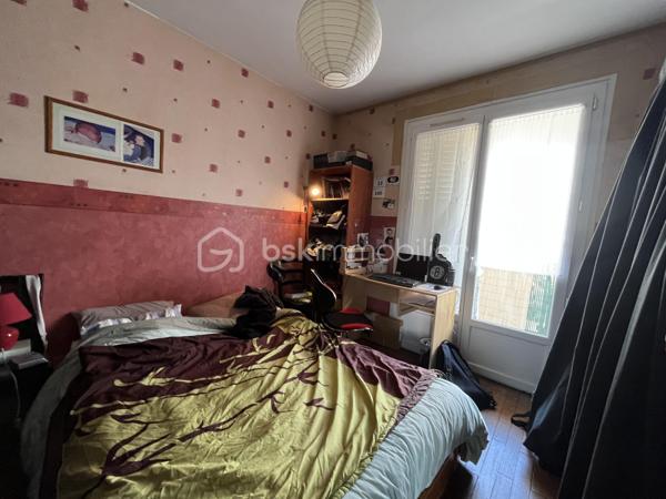 Appartement d'une surface de 68,63m2 loi Carrez au premier étage d'une petite copropriété avec cave et garage fermé.
Ce logement propose une entrée menant au salon/salle à manger, cuisine, trois chambres, salle d'eau et WC indépendant.
 Un balcon de 6,5m2 est accessible par la pièce de vie et la chambre principale.
Menuiserie double-vitrage en PVC, chauffage et production d'eau chaude sanitaire via chaudière récente (2023) au gaz de ville.
Un petit coup de peinture, vos meubles et vos valises, et c'est parti pour votre nouvelle vie...!