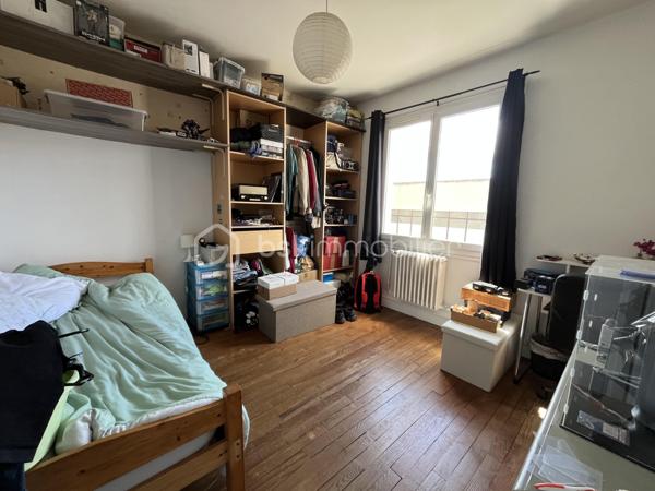 Appartement d'une surface de 68,63m2 loi Carrez au premier étage d'une petite copropriété avec cave et garage fermé.
Ce logement propose une entrée menant au salon/salle à manger, cuisine, trois chambres, salle d'eau et WC indépendant.
 Un balcon de 6,5m2 est accessible par la pièce de vie et la chambre principale.
Menuiserie double-vitrage en PVC, chauffage et production d'eau chaude sanitaire via chaudière récente (2023) au gaz de ville.
Un petit coup de peinture, vos meubles et vos valises, et c'est parti pour votre nouvelle vie...!