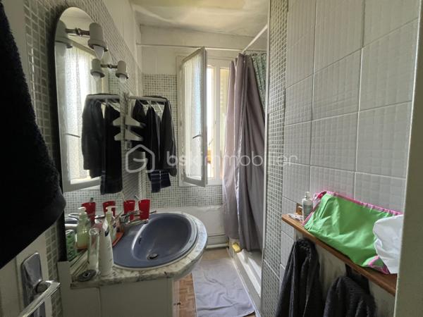Appartement d'une surface de 68,63m2 loi Carrez au premier étage d'une petite copropriété avec cave et garage fermé.
Ce logement propose une entrée menant au salon/salle à manger, cuisine, trois chambres, salle d'eau et WC indépendant.
 Un balcon de 6,5m2 est accessible par la pièce de vie et la chambre principale.
Menuiserie double-vitrage en PVC, chauffage et production d'eau chaude sanitaire via chaudière récente (2023) au gaz de ville.
Un petit coup de peinture, vos meubles et vos valises, et c'est parti pour votre nouvelle vie...!