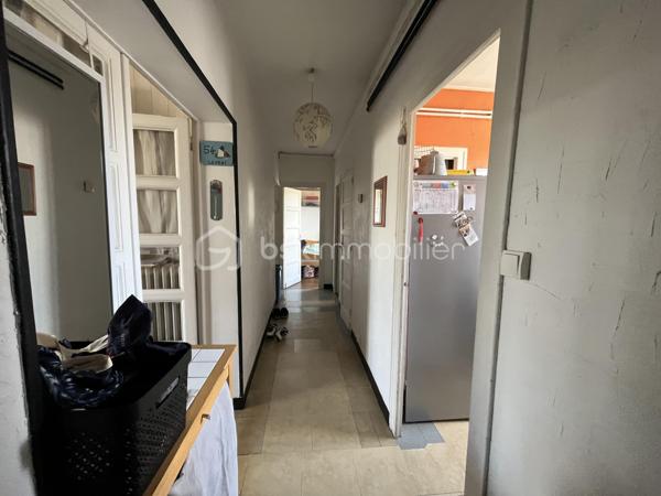 Appartement d'une surface de 68,63m2 loi Carrez au premier étage d'une petite copropriété avec cave et garage fermé.
Ce logement propose une entrée menant au salon/salle à manger, cuisine, trois chambres, salle d'eau et WC indépendant.
 Un balcon de 6,5m2 est accessible par la pièce de vie et la chambre principale.
Menuiserie double-vitrage en PVC, chauffage et production d'eau chaude sanitaire via chaudière récente (2023) au gaz de ville.
Un petit coup de peinture, vos meubles et vos valises, et c'est parti pour votre nouvelle vie...!