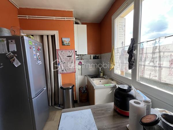 Appartement d'une surface de 68,63m2 loi Carrez au premier étage d'une petite copropriété avec cave et garage fermé.
Ce logement propose une entrée menant au salon/salle à manger, cuisine, trois chambres, salle d'eau et WC indépendant.
 Un balcon de 6,5m2 est accessible par la pièce de vie et la chambre principale.
Menuiserie double-vitrage en PVC, chauffage et production d'eau chaude sanitaire via chaudière récente (2023) au gaz de ville.
Un petit coup de peinture, vos meubles et vos valises, et c'est parti pour votre nouvelle vie...!