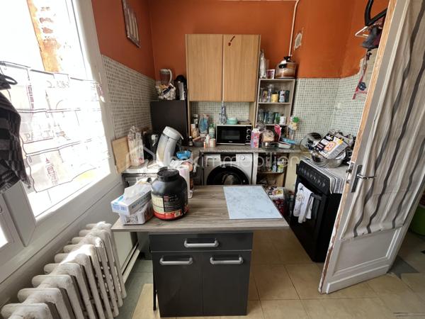 Appartement d'une surface de 68,63m2 loi Carrez au premier étage d'une petite copropriété avec cave et garage fermé.
Ce logement propose une entrée menant au salon/salle à manger, cuisine, trois chambres, salle d'eau et WC indépendant.
 Un balcon de 6,5m2 est accessible par la pièce de vie et la chambre principale.
Menuiserie double-vitrage en PVC, chauffage et production d'eau chaude sanitaire via chaudière récente (2023) au gaz de ville.
Un petit coup de peinture, vos meubles et vos valises, et c'est parti pour votre nouvelle vie...!