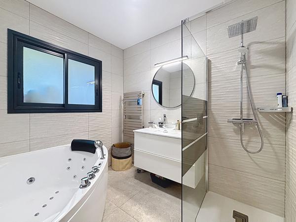 Tour de mare,  Villa 156 m² entièrement rénovée avec piscine