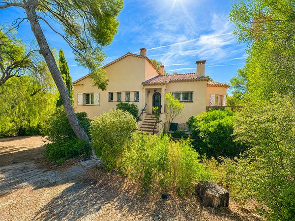 Villa 6 pièces à Boulouris(Saint-Raphaël) avec aperçu  mer et grand terrain
