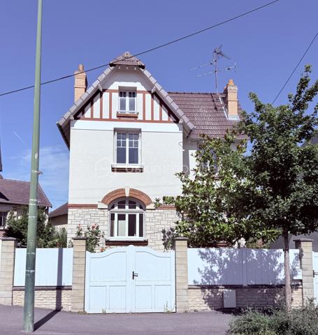 Située rue de Formigny, dans le très prisé quartier Sainte-Thérèse, à proximité immédiate des transports, des écoles et des commerces, cette maison des années 30 vous séduira par son cachet et son fort potentiel. 

Au premier niveau, vous trouverez une entrée, une cuisine dinatoire et un salon parqueté baigné de lumière. La cheminée en marbre et la fenêtre cintrée ajoutent un cachet supplémentaire à cette pièce.  En rez-de-jardin, une grande pièce vitrée donnant sur le jardin et équipée de volets roulants électriques permet d'envisager diverses possibilités ( salle à manger, salle de jeux, bureau, salon d'hiver). 

Dans les années 2000, une extension fut réalisée à l'arrière de la parcelle, offrant à la maison une superficie supplémentaire. Ainsi, un demi-palier permet d'accéder à un couloir desservant une chambre avec placard intégré, une grande salle de bain ( douche et baignoire) et des WC indépendants. 
Au second niveau, dans la partie ancienne, se trouvent deux grandes chambres parquetées dont une avec cheminée décorative en marbre et placard ainsi que des WC indépendants dotés d'un lave main. 

Au niveau 3, des combles aménageables, pour une surface d'environ 15m2 pourraient être réhabilités. 

Un garage et une cave complètent cet ensemble. 

Quelques travaux sont à prévoir ( AUDIT effectué) mais la façade typique des années 30, la couverture et la charpente sont en parfait état. nous vous proposons quelques suggestions d'aménagement afin de vous aider à mieux vous projeter.