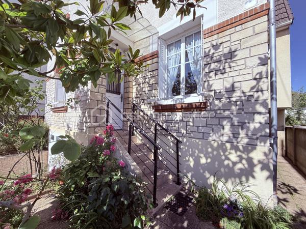 Située rue de Formigny, dans le très prisé quartier Sainte-Thérèse, à proximité immédiate des transports, des écoles et des commerces, cette maison des années 30 vous séduira par son cachet et son fort potentiel. 

Au premier niveau, vous trouverez une entrée, une cuisine dinatoire et un salon parqueté baigné de lumière. La cheminée en marbre et la fenêtre cintrée ajoutent un cachet supplémentaire à cette pièce.  En rez-de-jardin, une grande pièce vitrée donnant sur le jardin et équipée de volets roulants électriques permet d'envisager diverses possibilités ( salle à manger, salle de jeux, bureau, salon d'hiver). 

Dans les années 2000, une extension fut réalisée à l'arrière de la parcelle, offrant à la maison une superficie supplémentaire. Ainsi, un demi-palier permet d'accéder à un couloir desservant une chambre avec placard intégré, une grande salle de bain ( douche et baignoire) et des WC indépendants. 
Au second niveau, dans la partie ancienne, se trouvent deux grandes chambres parquetées dont une avec cheminée décorative en marbre et placard ainsi que des WC indépendants dotés d'un lave main. 

Au niveau 3, des combles aménageables, pour une surface d'environ 15m2 pourraient être réhabilités. 

Un garage et une cave complètent cet ensemble. 

Quelques travaux sont à prévoir ( AUDIT effectué) mais la façade typique des années 30, la couverture et la charpente sont en parfait état. nous vous proposons quelques suggestions d'aménagement afin de vous aider à mieux vous projeter.