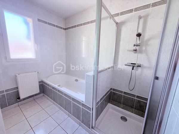 Située rue de Formigny, dans le très prisé quartier Sainte-Thérèse, à proximité immédiate des transports, des écoles et des commerces, cette maison des années 30 vous séduira par son cachet et son fort potentiel. 

Au premier niveau, vous trouverez une entrée, une cuisine dinatoire et un salon parqueté baigné de lumière. La cheminée en marbre et la fenêtre cintrée ajoutent un cachet supplémentaire à cette pièce.  En rez-de-jardin, une grande pièce vitrée donnant sur le jardin et équipée de volets roulants électriques permet d'envisager diverses possibilités ( salle à manger, salle de jeux, bureau, salon d'hiver). 

Dans les années 2000, une extension fut réalisée à l'arrière de la parcelle, offrant à la maison une superficie supplémentaire. Ainsi, un demi-palier permet d'accéder à un couloir desservant une chambre avec placard intégré, une grande salle de bain ( douche et baignoire) et des WC indépendants. 
Au second niveau, dans la partie ancienne, se trouvent deux grandes chambres parquetées dont une avec cheminée décorative en marbre et placard ainsi que des WC indépendants dotés d'un lave main. 

Au niveau 3, des combles aménageables, pour une surface d'environ 15m2 pourraient être réhabilités. 

Un garage et une cave complètent cet ensemble. 

Quelques travaux sont à prévoir ( AUDIT effectué) mais la façade typique des années 30, la couverture et la charpente sont en parfait état. nous vous proposons quelques suggestions d'aménagement afin de vous aider à mieux vous projeter.