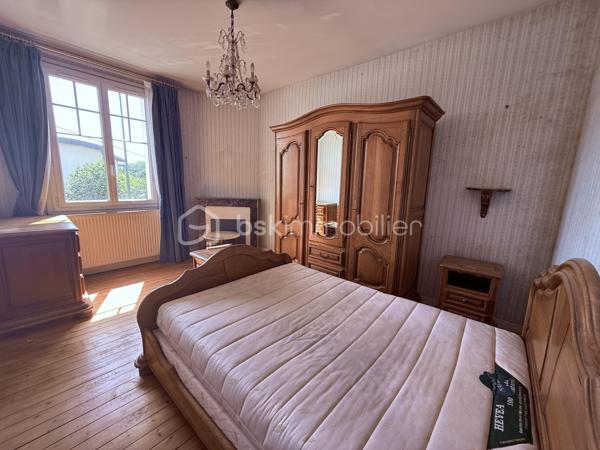 Située rue de Formigny, dans le très prisé quartier Sainte-Thérèse, à proximité immédiate des transports, des écoles et des commerces, cette maison des années 30 vous séduira par son cachet et son fort potentiel. 

Au premier niveau, vous trouverez une entrée, une cuisine dinatoire et un salon parqueté baigné de lumière. La cheminée en marbre et la fenêtre cintrée ajoutent un cachet supplémentaire à cette pièce.  En rez-de-jardin, une grande pièce vitrée donnant sur le jardin et équipée de volets roulants électriques permet d'envisager diverses possibilités ( salle à manger, salle de jeux, bureau, salon d'hiver). 

Dans les années 2000, une extension fut réalisée à l'arrière de la parcelle, offrant à la maison une superficie supplémentaire. Ainsi, un demi-palier permet d'accéder à un couloir desservant une chambre avec placard intégré, une grande salle de bain ( douche et baignoire) et des WC indépendants. 
Au second niveau, dans la partie ancienne, se trouvent deux grandes chambres parquetées dont une avec cheminée décorative en marbre et placard ainsi que des WC indépendants dotés d'un lave main. 

Au niveau 3, des combles aménageables, pour une surface d'environ 15m2 pourraient être réhabilités. 

Un garage et une cave complètent cet ensemble. 

Quelques travaux sont à prévoir ( AUDIT effectué) mais la façade typique des années 30, la couverture et la charpente sont en parfait état. nous vous proposons quelques suggestions d'aménagement afin de vous aider à mieux vous projeter.