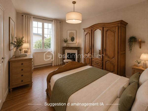 Située rue de Formigny, dans le très prisé quartier Sainte-Thérèse, à proximité immédiate des transports, des écoles et des commerces, cette maison des années 30 vous séduira par son cachet et son fort potentiel. 

Au premier niveau, vous trouverez une entrée, une cuisine dinatoire et un salon parqueté baigné de lumière. La cheminée en marbre et la fenêtre cintrée ajoutent un cachet supplémentaire à cette pièce.  En rez-de-jardin, une grande pièce vitrée donnant sur le jardin et équipée de volets roulants électriques permet d'envisager diverses possibilités ( salle à manger, salle de jeux, bureau, salon d'hiver). 

Dans les années 2000, une extension fut réalisée à l'arrière de la parcelle, offrant à la maison une superficie supplémentaire. Ainsi, un demi-palier permet d'accéder à un couloir desservant une chambre avec placard intégré, une grande salle de bain ( douche et baignoire) et des WC indépendants. 
Au second niveau, dans la partie ancienne, se trouvent deux grandes chambres parquetées dont une avec cheminée décorative en marbre et placard ainsi que des WC indépendants dotés d'un lave main. 

Au niveau 3, des combles aménageables, pour une surface d'environ 15m2 pourraient être réhabilités. 

Un garage et une cave complètent cet ensemble. 

Quelques travaux sont à prévoir ( AUDIT effectué) mais la façade typique des années 30, la couverture et la charpente sont en parfait état. nous vous proposons quelques suggestions d'aménagement afin de vous aider à mieux vous projeter.