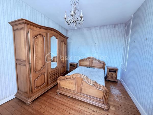Située rue de Formigny, dans le très prisé quartier Sainte-Thérèse, à proximité immédiate des transports, des écoles et des commerces, cette maison des années 30 vous séduira par son cachet et son fort potentiel. 

Au premier niveau, vous trouverez une entrée, une cuisine dinatoire et un salon parqueté baigné de lumière. La cheminée en marbre et la fenêtre cintrée ajoutent un cachet supplémentaire à cette pièce.  En rez-de-jardin, une grande pièce vitrée donnant sur le jardin et équipée de volets roulants électriques permet d'envisager diverses possibilités ( salle à manger, salle de jeux, bureau, salon d'hiver). 

Dans les années 2000, une extension fut réalisée à l'arrière de la parcelle, offrant à la maison une superficie supplémentaire. Ainsi, un demi-palier permet d'accéder à un couloir desservant une chambre avec placard intégré, une grande salle de bain ( douche et baignoire) et des WC indépendants. 
Au second niveau, dans la partie ancienne, se trouvent deux grandes chambres parquetées dont une avec cheminée décorative en marbre et placard ainsi que des WC indépendants dotés d'un lave main. 

Au niveau 3, des combles aménageables, pour une surface d'environ 15m2 pourraient être réhabilités. 

Un garage et une cave complètent cet ensemble. 

Quelques travaux sont à prévoir ( AUDIT effectué) mais la façade typique des années 30, la couverture et la charpente sont en parfait état. nous vous proposons quelques suggestions d'aménagement afin de vous aider à mieux vous projeter.