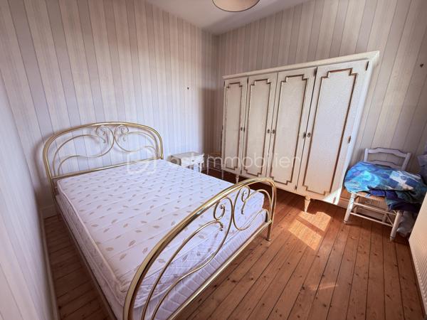 Située rue de Formigny, dans le très prisé quartier Sainte-Thérèse, à proximité immédiate des transports, des écoles et des commerces, cette maison des années 30 vous séduira par son cachet et son fort potentiel. 

Au premier niveau, vous trouverez une entrée, une cuisine dinatoire et un salon parqueté baigné de lumière. La cheminée en marbre et la fenêtre cintrée ajoutent un cachet supplémentaire à cette pièce.  En rez-de-jardin, une grande pièce vitrée donnant sur le jardin et équipée de volets roulants électriques permet d'envisager diverses possibilités ( salle à manger, salle de jeux, bureau, salon d'hiver). 

Dans les années 2000, une extension fut réalisée à l'arrière de la parcelle, offrant à la maison une superficie supplémentaire. Ainsi, un demi-palier permet d'accéder à un couloir desservant une chambre avec placard intégré, une grande salle de bain ( douche et baignoire) et des WC indépendants. 
Au second niveau, dans la partie ancienne, se trouvent deux grandes chambres parquetées dont une avec cheminée décorative en marbre et placard ainsi que des WC indépendants dotés d'un lave main. 

Au niveau 3, des combles aménageables, pour une surface d'environ 15m2 pourraient être réhabilités. 

Un garage et une cave complètent cet ensemble. 

Quelques travaux sont à prévoir ( AUDIT effectué) mais la façade typique des années 30, la couverture et la charpente sont en parfait état. nous vous proposons quelques suggestions d'aménagement afin de vous aider à mieux vous projeter.