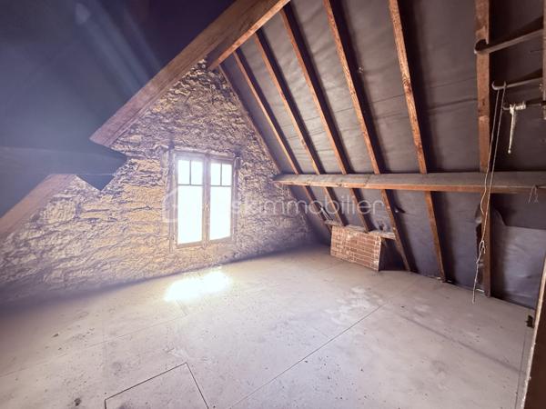 Située rue de Formigny, dans le très prisé quartier Sainte-Thérèse, à proximité immédiate des transports, des écoles et des commerces, cette maison des années 30 vous séduira par son cachet et son fort potentiel. 

Au premier niveau, vous trouverez une entrée, une cuisine dinatoire et un salon parqueté baigné de lumière. La cheminée en marbre et la fenêtre cintrée ajoutent un cachet supplémentaire à cette pièce.  En rez-de-jardin, une grande pièce vitrée donnant sur le jardin et équipée de volets roulants électriques permet d'envisager diverses possibilités ( salle à manger, salle de jeux, bureau, salon d'hiver). 

Dans les années 2000, une extension fut réalisée à l'arrière de la parcelle, offrant à la maison une superficie supplémentaire. Ainsi, un demi-palier permet d'accéder à un couloir desservant une chambre avec placard intégré, une grande salle de bain ( douche et baignoire) et des WC indépendants. 
Au second niveau, dans la partie ancienne, se trouvent deux grandes chambres parquetées dont une avec cheminée décorative en marbre et placard ainsi que des WC indépendants dotés d'un lave main. 

Au niveau 3, des combles aménageables, pour une surface d'environ 15m2 pourraient être réhabilités. 

Un garage et une cave complètent cet ensemble. 

Quelques travaux sont à prévoir ( AUDIT effectué) mais la façade typique des années 30, la couverture et la charpente sont en parfait état. nous vous proposons quelques suggestions d'aménagement afin de vous aider à mieux vous projeter.