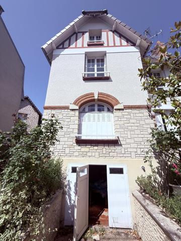 Située rue de Formigny, dans le très prisé quartier Sainte-Thérèse, à proximité immédiate des transports, des écoles et des commerces, cette maison des années 30 vous séduira par son cachet et son fort potentiel. 

Au premier niveau, vous trouverez une entrée, une cuisine dinatoire et un salon parqueté baigné de lumière. La cheminée en marbre et la fenêtre cintrée ajoutent un cachet supplémentaire à cette pièce.  En rez-de-jardin, une grande pièce vitrée donnant sur le jardin et équipée de volets roulants électriques permet d'envisager diverses possibilités ( salle à manger, salle de jeux, bureau, salon d'hiver). 

Dans les années 2000, une extension fut réalisée à l'arrière de la parcelle, offrant à la maison une superficie supplémentaire. Ainsi, un demi-palier permet d'accéder à un couloir desservant une chambre avec placard intégré, une grande salle de bain ( douche et baignoire) et des WC indépendants. 
Au second niveau, dans la partie ancienne, se trouvent deux grandes chambres parquetées dont une avec cheminée décorative en marbre et placard ainsi que des WC indépendants dotés d'un lave main. 

Au niveau 3, des combles aménageables, pour une surface d'environ 15m2 pourraient être réhabilités. 

Un garage et une cave complètent cet ensemble. 

Quelques travaux sont à prévoir ( AUDIT effectué) mais la façade typique des années 30, la couverture et la charpente sont en parfait état. nous vous proposons quelques suggestions d'aménagement afin de vous aider à mieux vous projeter.